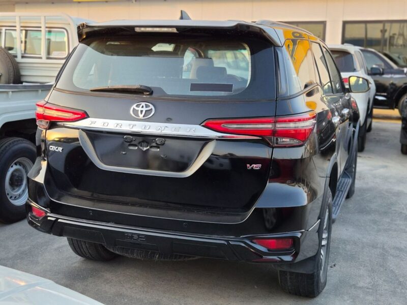 2017 Toyota Fortuner GXR Converted to 2025 Kit 4.0L 6 Cylinders Petrol Engine Black SUV GCC