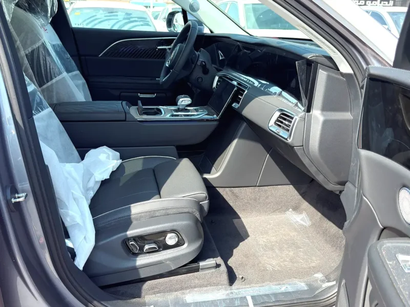 2025 Hongqi E-HS9 Flagship Fully Electric Vehicle Grey Black SUV European Specifications