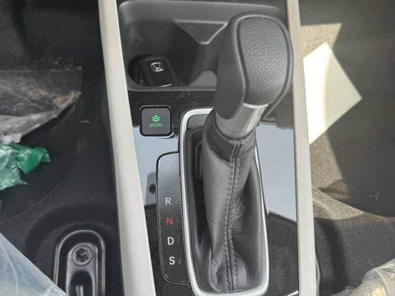 2024 Honda City 1.5-liter 4-Cylinder i-VTEC Petrol Engine White Beige Sedan GCC Specs Automatic