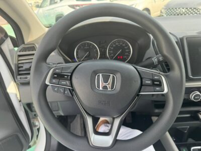 2024 Honda City 1.5-liter 4-Cylinder i-VTEC Petrol Engine White Beige Sedan GCC Specs Automatic