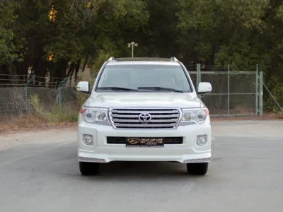 2014 Toyota Land Cruiser VXR 5.7 Litres 8 Cylinders Petrol Engine White Beige SUV GCC Specs