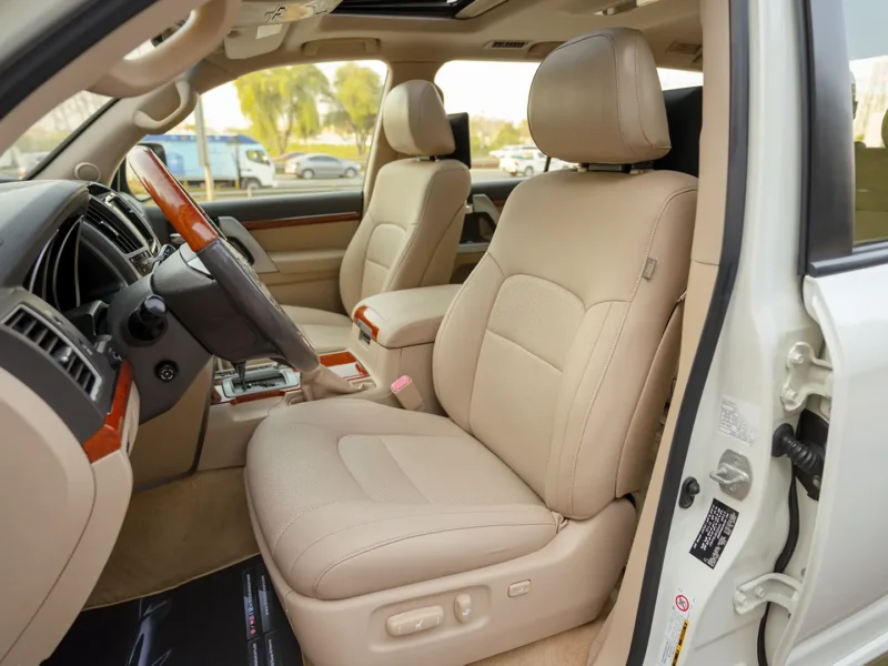 2014 Toyota Land Cruiser VXR 5.7 Litres 8 Cylinders Petrol Engine White Beige SUV GCC Specs