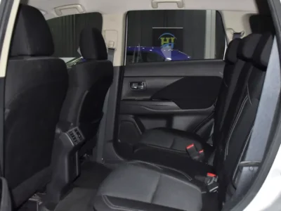 2020 Mitsubishi Outlander GLS 4 Cylinders Plug-in Hybrid Engine Silver Black Crossover GCC Specs