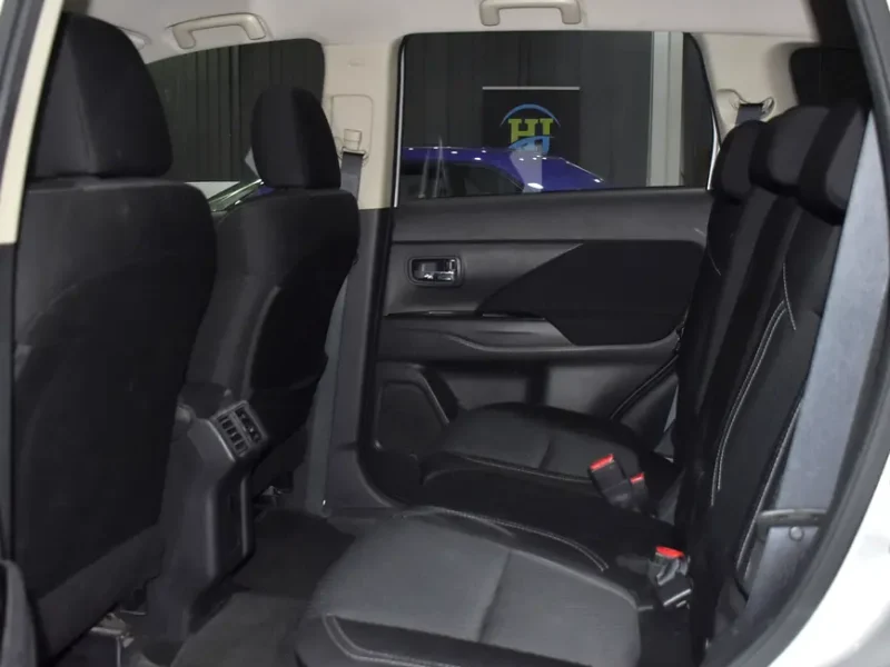 2020 Mitsubishi Outlander GLS 4 Cylinders Plug-in Hybrid Engine Silver Black Crossover GCC Specs