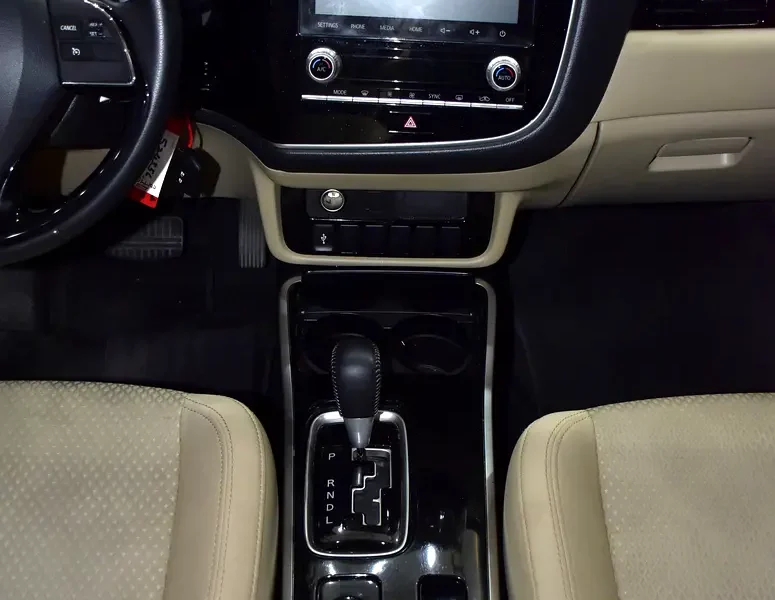 2021 Mitsubishi Outlander Midline 4 Cylinders Petrol Engine White Beige Crossover GCC Specs
