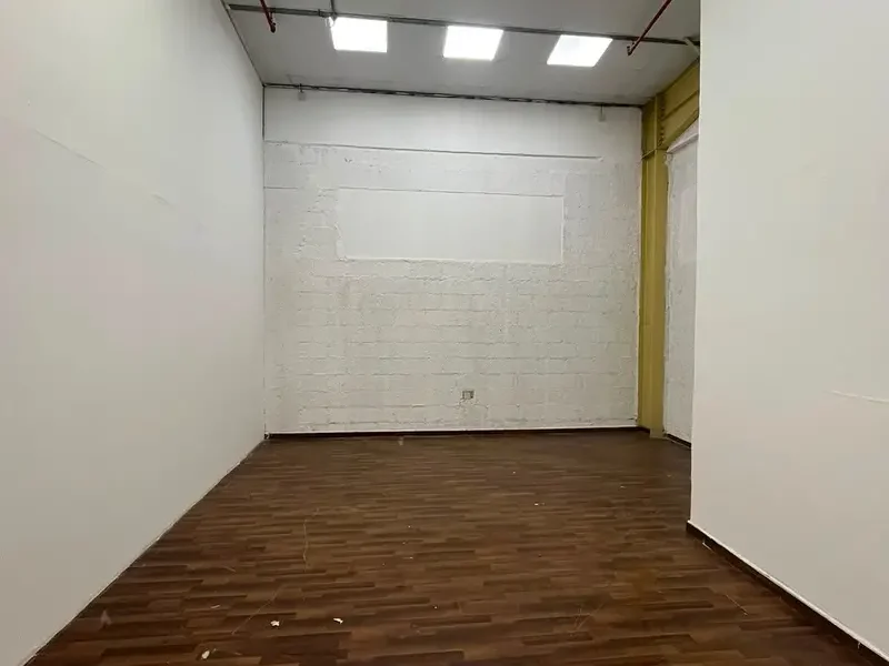 Al Quoz Industrial Area 4 385 sqft on Mezzanine Floor with Window