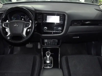 2020 Mitsubishi Outlander GLS 4 Cylinders Plug-in Hybrid Engine Silver Black Crossover GCC Specs