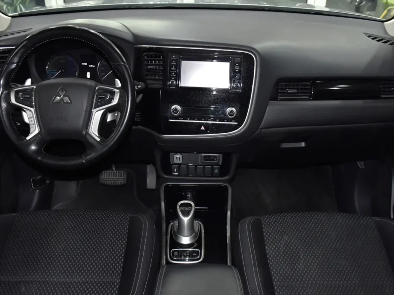2020 Mitsubishi Outlander GLS 4 Cylinders Plug-in Hybrid Engine Silver Black Crossover GCC Specs