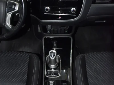 2020 Mitsubishi Outlander GLS 4 Cylinders Plug-in Hybrid Engine Silver Black Crossover GCC Specs