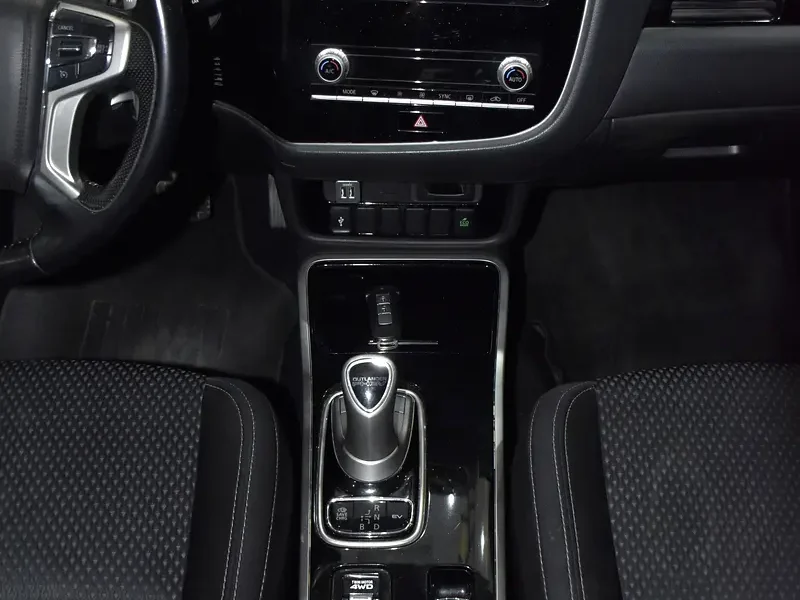 2020 Mitsubishi Outlander GLS 4 Cylinders Plug-in Hybrid Engine Silver Black Crossover GCC Specs