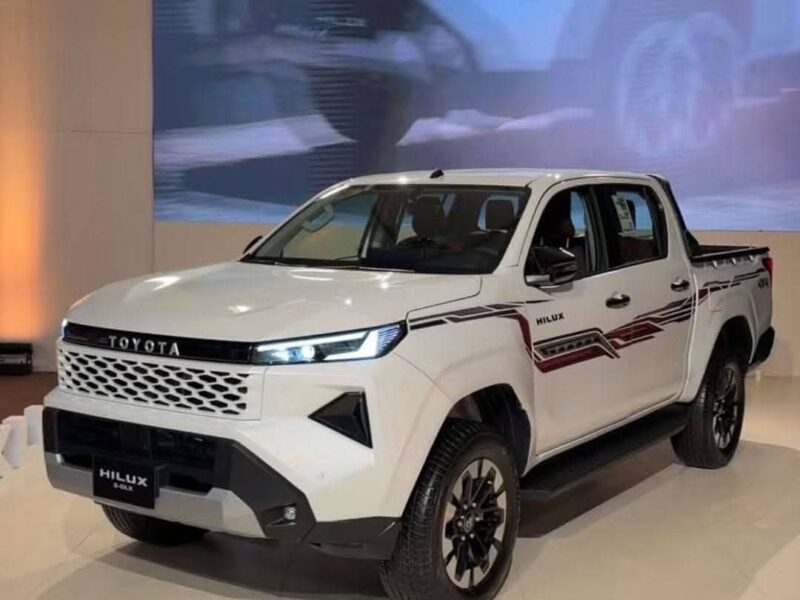 2027 Toyota HILUX 2.8 Litres 4 Cylinders Turbo Diesel Engine White Red Pickup Truck GCC Specs