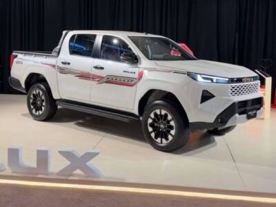 2027 Toyota HILUX 2.8 Litres 4 Cylinders Turbo Diesel Engine White Red Pickup Truck GCC Specs