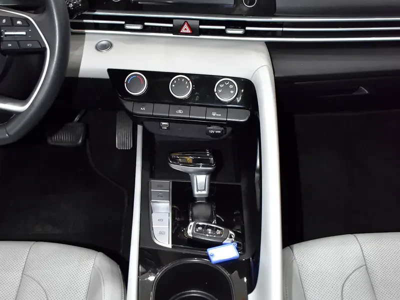 2024 Hyundai Elantra Premium 4 Cylinders Petrol Engine White Beige Sedan Chinese Specs