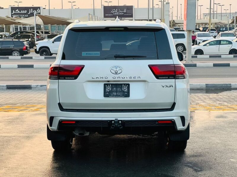 2024 Toyota Land Cruiser VXR 4.0L V6 Petrol Engine White Beige SUV GCC Specs Full Options