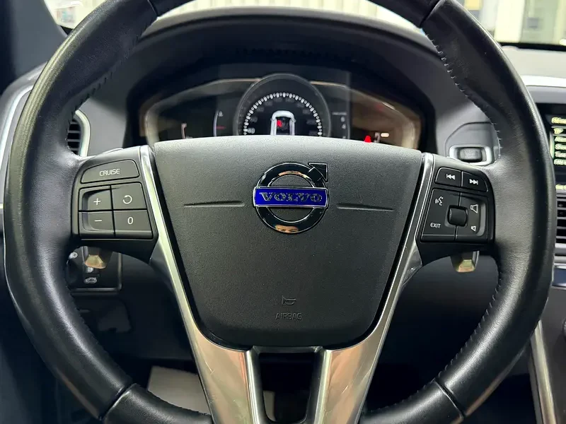 2016 Volvo XC60 Comfort 4 Cylinders Petrol Engine Red Black SUV GCC Specs Perfect Condition