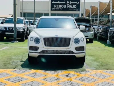 2018 BENTLEY BENTAYGA 6.0 Litres W12 Petrol Engine White Beige SUV FULL OPTIONS GCC