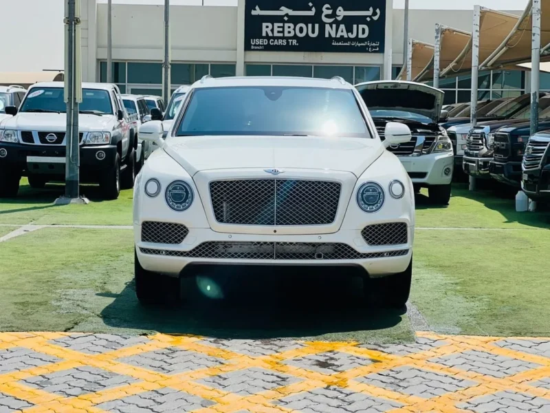 2018 BENTLEY BENTAYGA 6.0 Litres W12 Petrol Engine White Beige SUV FULL OPTIONS GCC