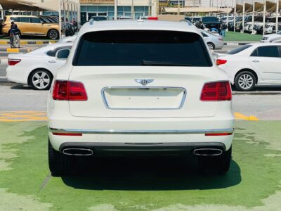 2018 BENTLEY BENTAYGA 6.0 Litres W12 Petrol Engine White Beige SUV FULL OPTIONS GCC