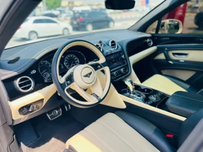 2018 BENTLEY BENTAYGA 6.0 Litres W12 Petrol Engine White Beige SUV FULL OPTIONS GCC