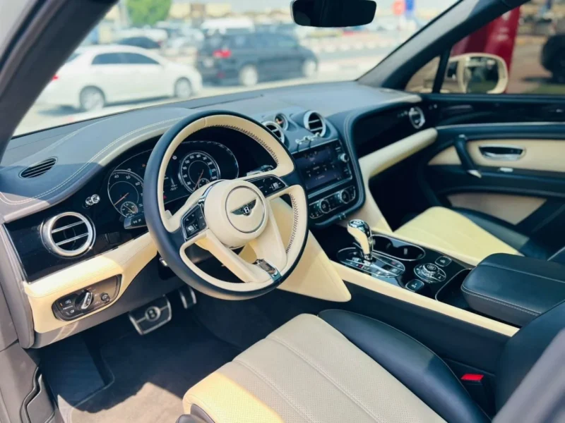 2018 BENTLEY BENTAYGA 6.0 Litres W12 Petrol Engine White Beige SUV FULL OPTIONS GCC