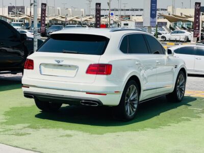 2018 BENTLEY BENTAYGA 6.0 Litres W12 Petrol Engine White Beige SUV FULL OPTIONS GCC