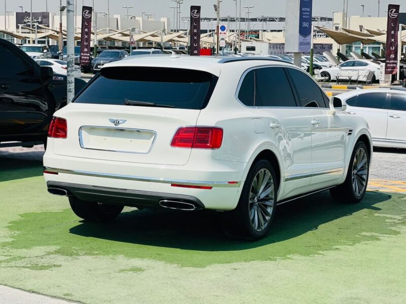 2018 BENTLEY BENTAYGA 6.0 Litres W12 Petrol Engine White Beige SUV FULL OPTIONS GCC