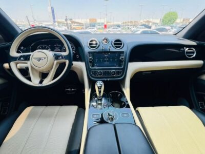 2018 BENTLEY BENTAYGA 6.0 Litres W12 Petrol Engine White Beige SUV FULL OPTIONS GCC
