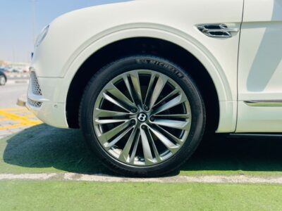 2018 BENTLEY BENTAYGA 6.0 Litres W12 Petrol Engine White Beige SUV FULL OPTIONS GCC