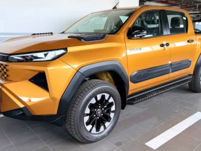 2027 TOYOTA HILUX DC SGLX 2.8L 4 Cylinders Diesel Engine Yellow Black Pickup Truck GCC