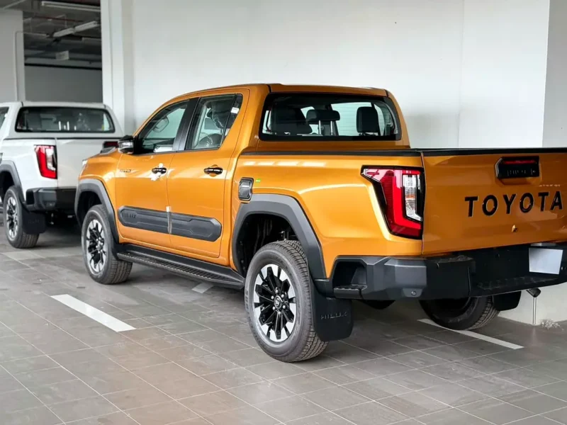 2027 TOYOTA HILUX DC SGLX 2.8L 4 Cylinders Diesel Engine Yellow Black Pickup Truck GCC