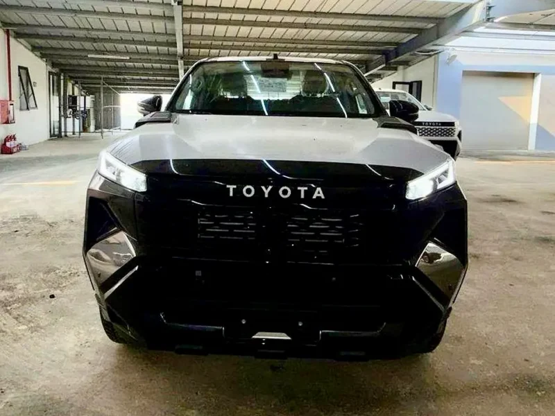 2027 TOYOTA HILUX DC SGLX 2.8L 4 Cylinders Turbo Diesel Engine Black Pickup Truck GCC