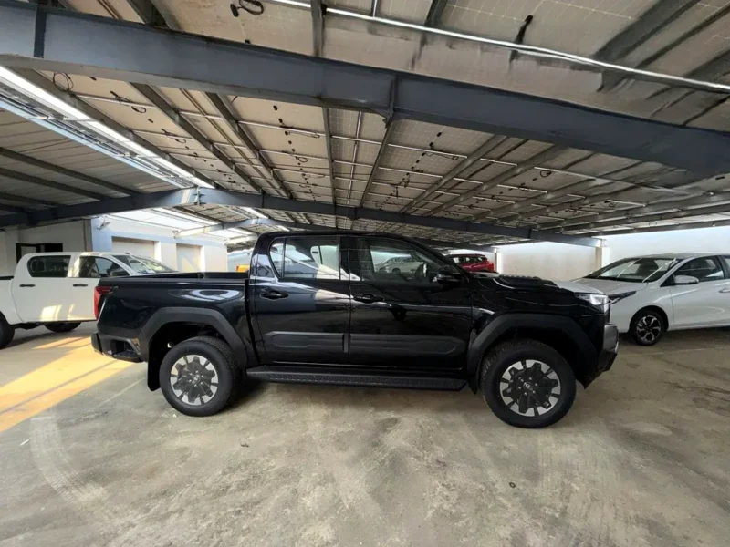 2027 TOYOTA HILUX DC SGLX 2.8L 4 Cylinders Turbo Diesel Engine Black Pickup Truck GCC