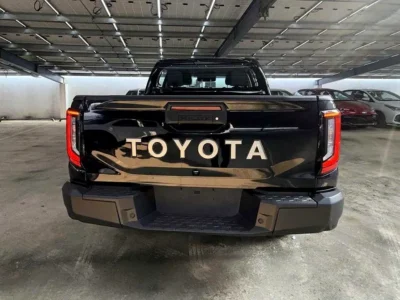 2027 TOYOTA HILUX DC SGLX 2.8L 4 Cylinders Turbo Diesel Engine Black Pickup Truck GCC