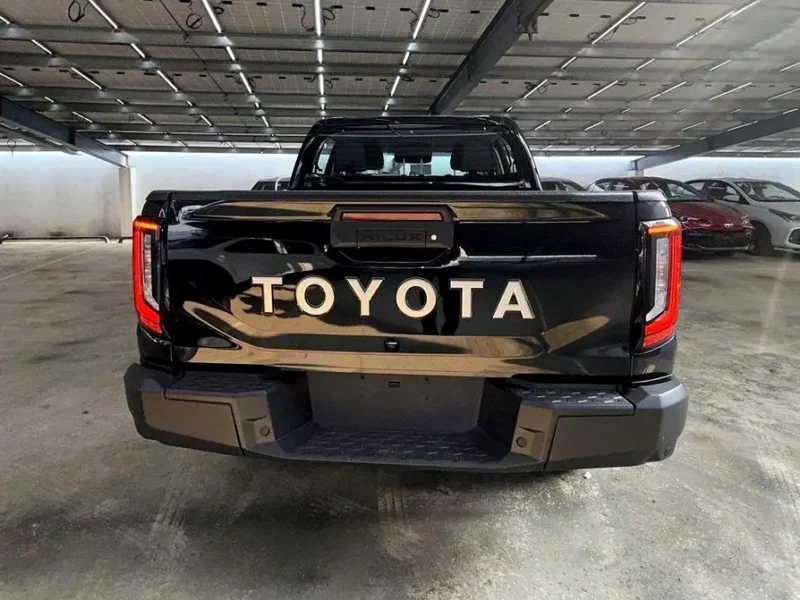 2027 TOYOTA HILUX DC SGLX 2.8L 4 Cylinders Turbo Diesel Engine Black Pickup Truck GCC