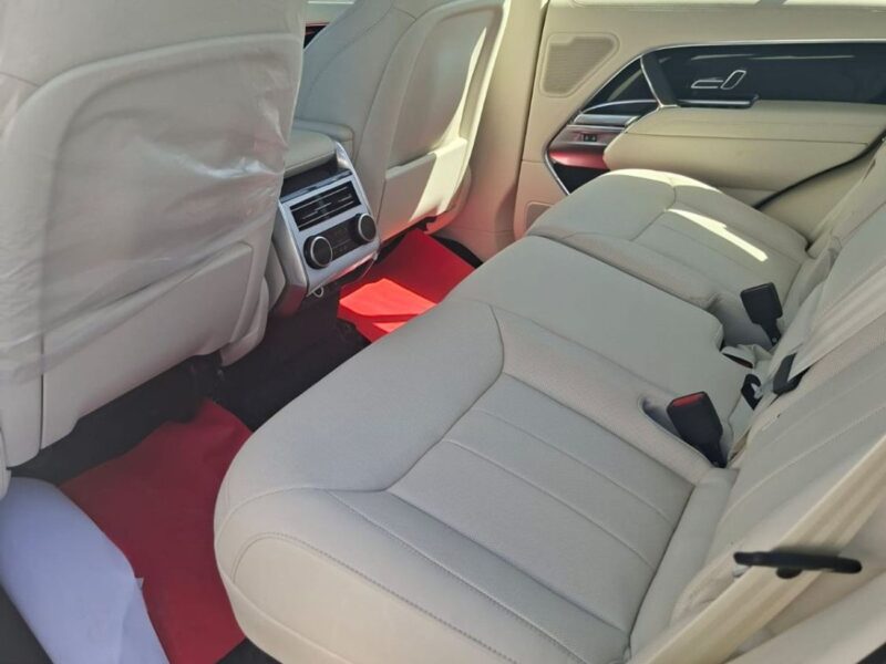 2026 Land Rover Range Rover HSE P530 4.4 Litres 8 Cylinders Hybrid Engine Black White SUV