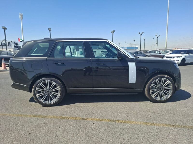 2026 Land Rover Range Rover HSE P530 4.4 Litres 8 Cylinders Hybrid Engine Black White SUV