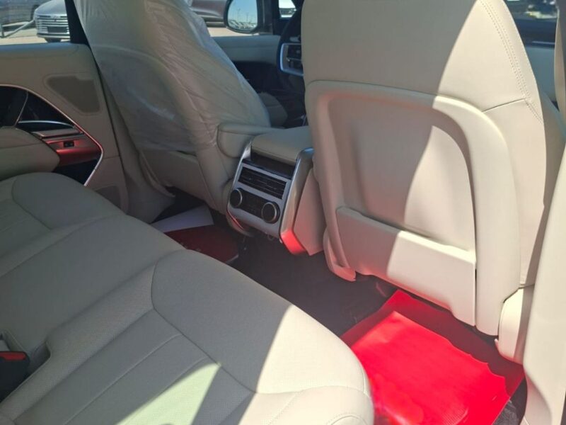 2026 Land Rover Range Rover HSE P530 4.4 Litres 8 Cylinders Hybrid Engine Black White SUV