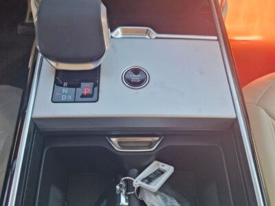 2026 Land Rover Range Rover HSE P530 4.4 Litres 8 Cylinders Hybrid Engine Black White SUV