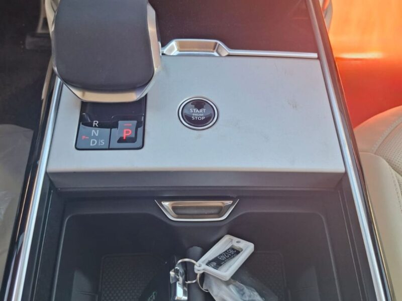 2026 Land Rover Range Rover HSE P530 4.4 Litres 8 Cylinders Hybrid Engine Black White SUV