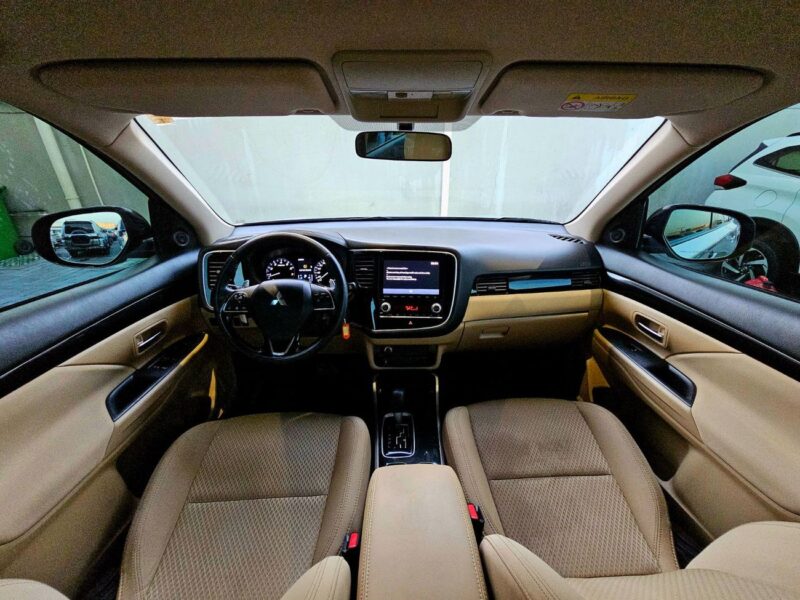 2020 Mitsubishi Outlander GLX 2.4 Litres 4 Cylinders Petrol Engine Silver Beige SUV GCC Specs