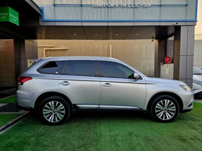 2020 Mitsubishi Outlander GLX 2.4 Litres 4 Cylinders Petrol Engine Silver Beige SUV GCC Specs