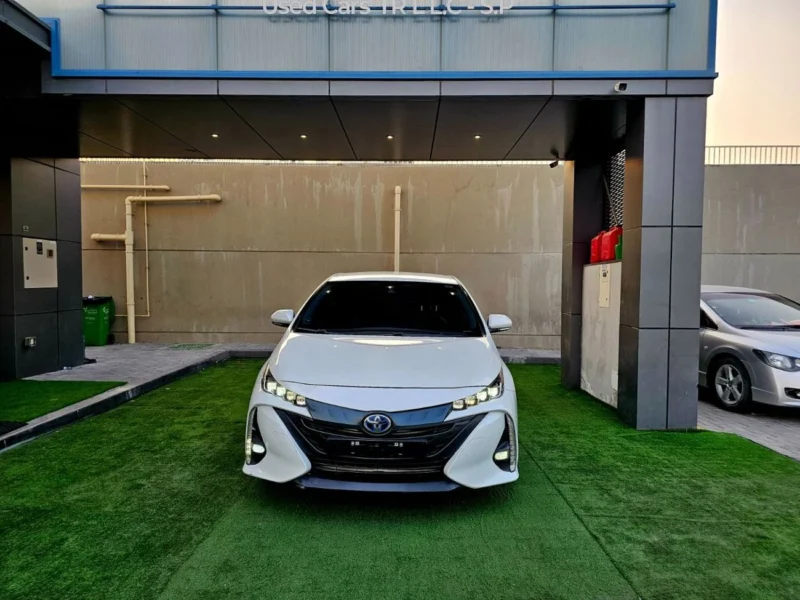 2022 TOYOTA PRIUS 1.8 Litres 4 Cylinders HYBRID Engine White Black Hatchback Automatic