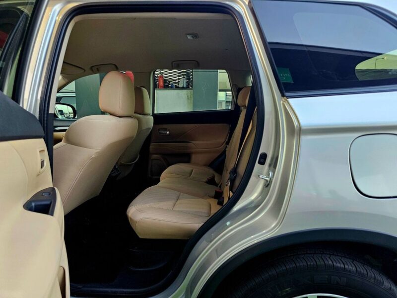 2020 Mitsubishi Outlander GLX 2.4 Litres 4 Cylinders Petrol Engine Silver Beige SUV GCC Specs