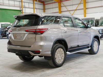 2026 TOYOTA FORTUNER VXR 4.0L 6 Cylinders PETROL Engine Bronze Tan SUV GCC Specs