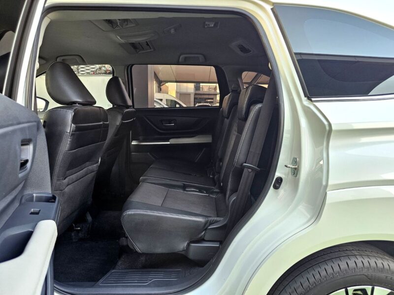 2023 Toyota Veloz GLX 1.5 Litres 4 Cylinders Petrol Engine White Black SUV GCC Specs