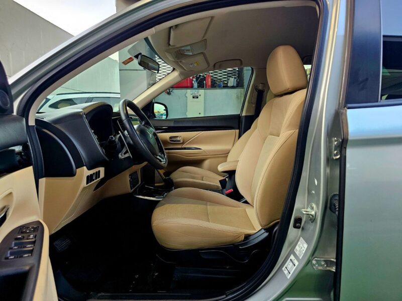 2020 Mitsubishi Outlander GLX 2.4 Litres 4 Cylinders Petrol Engine Silver Beige SUV GCC Specs