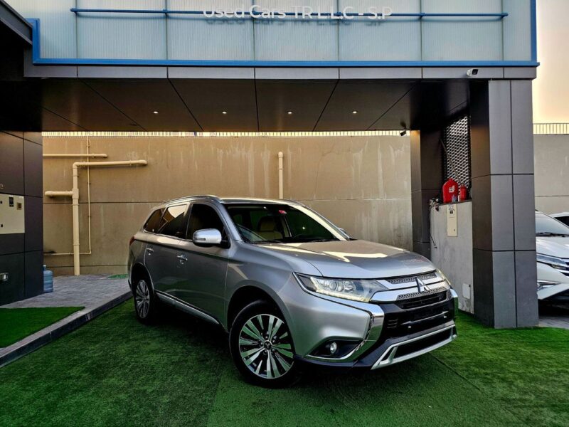 2020 Mitsubishi Outlander GLX 2.4 Litres 4 Cylinders Petrol Engine Silver Beige SUV GCC Specs