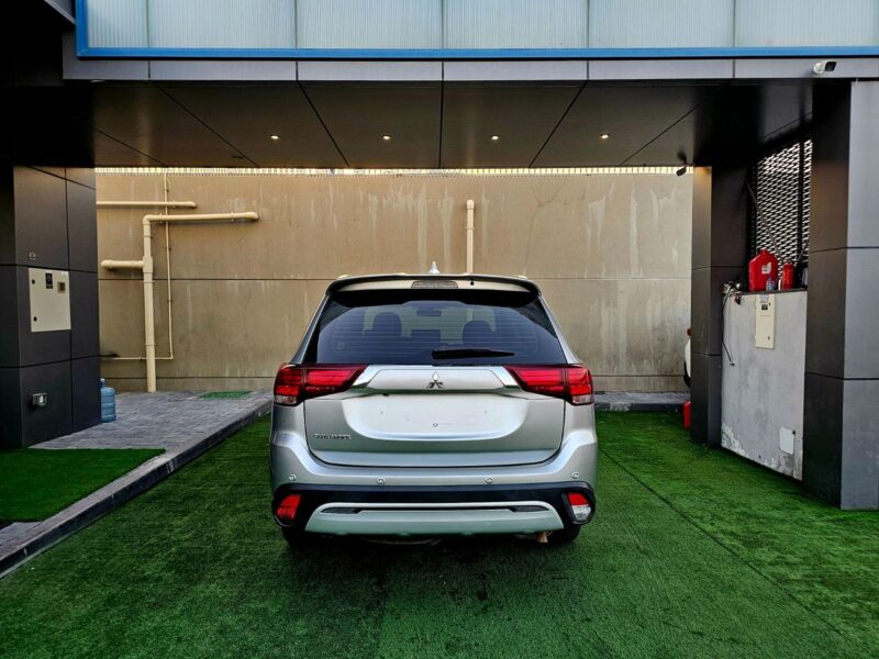 2020 Mitsubishi Outlander GLX 2.4 Litres 4 Cylinders Petrol Engine Silver Beige SUV GCC Specs