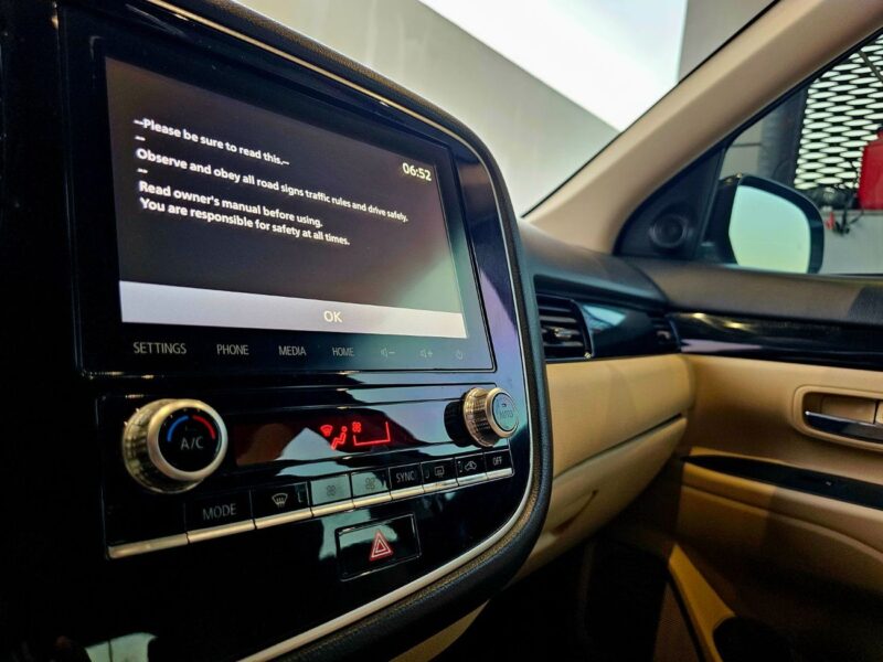 2020 Mitsubishi Outlander GLX 2.4 Litres 4 Cylinders Petrol Engine Silver Beige SUV GCC Specs