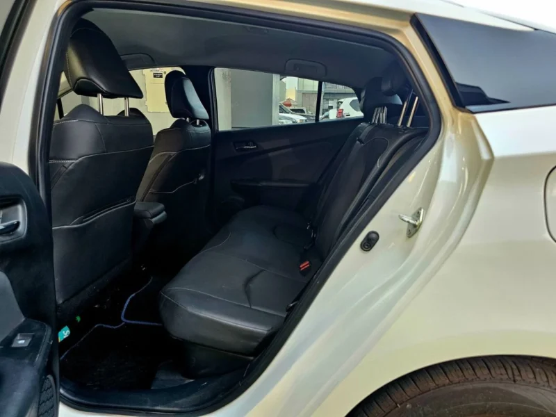 2022 TOYOTA PRIUS 1.8 Litres 4 Cylinders HYBRID Engine White Black Hatchback Automatic